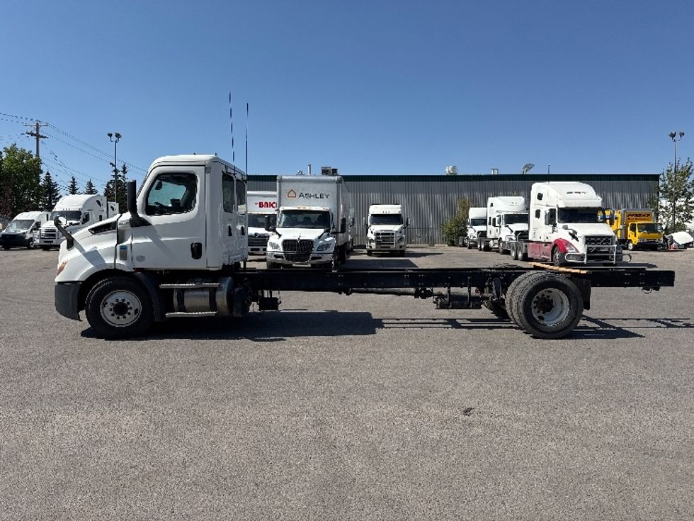 Cab and Chassis Truck-Light and Medium Duty Trucks-Freightliner-2020-T11642S-Calgary-AB-649,699\n\t\tkm-$ 87,750 - Image 4