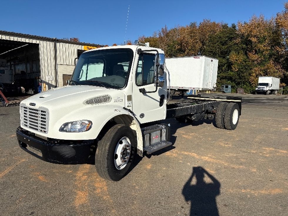 2021 Freightliner M2 106 Medium Duty photo 3