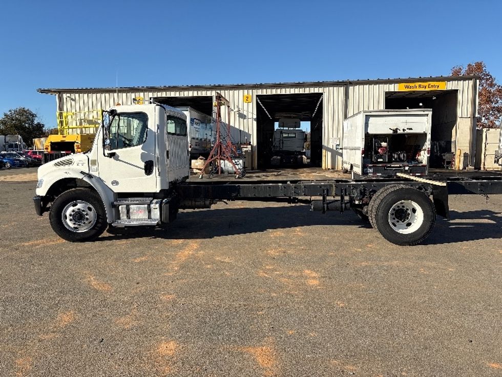 2021 Freightliner M2 106 Medium Duty photo 4