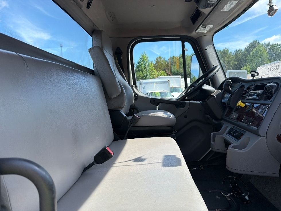 Cab and Chassis Truck-Light and Medium Duty Trucks-Freightliner-2022-M2-Forest Park-GA-294,762\n\t\tmiles-$ 28,500 - Image 17