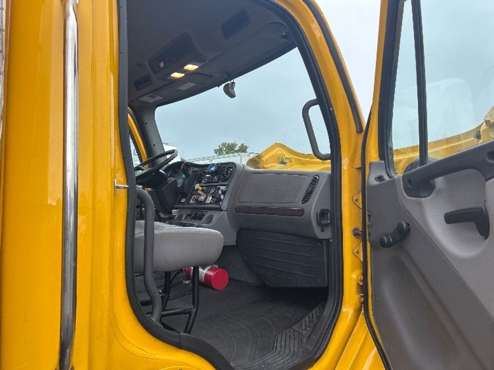 Cab and Chassis Truck-Light and Medium Duty Trucks-Freightliner-2022-M2-Louisville-KY-221,192\n\t\tmiles-$ 45,000 - Image 13