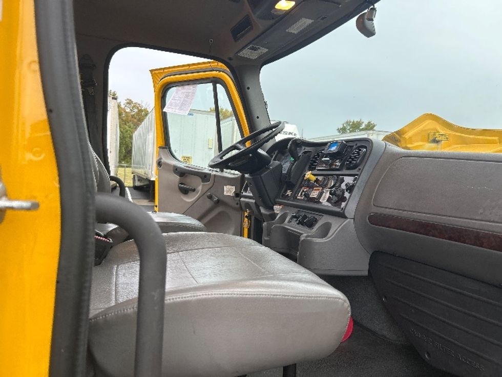 Cab and Chassis Truck-Light and Medium Duty Trucks-Freightliner-2022-M2-Louisville-KY-221,192\n\t\tmiles-$ 45,000 - Image 15