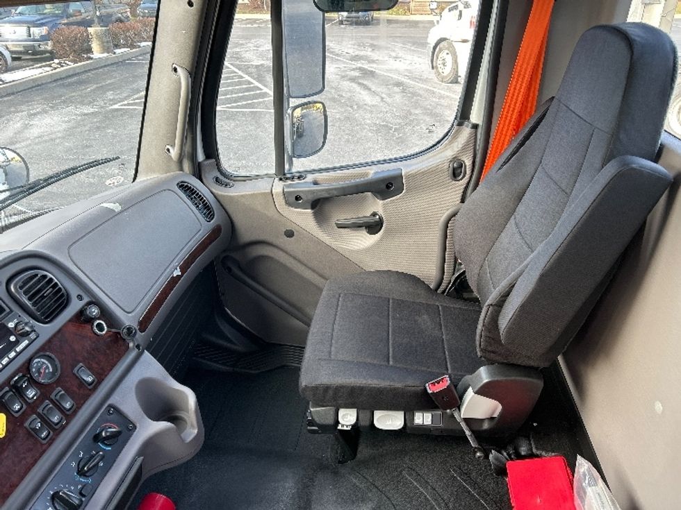 Cab and Chassis Truck-Light and Medium Duty Trucks-Freightliner-2024-M2-Harrisburg-PA-1,338\n\t\tmiles-$ 104,250 - Image 19