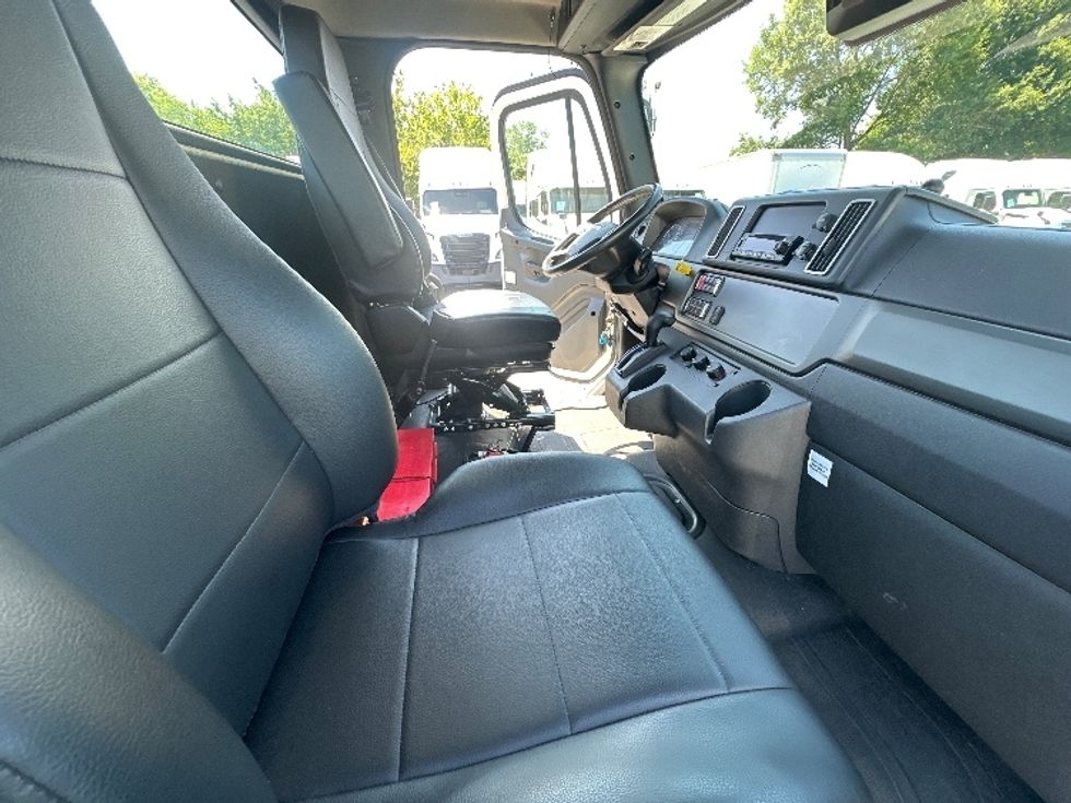 Cab and Chassis Truck-Light and Medium Duty Trucks-Freightliner-2025-M2P-Greensboro-NC-37,279\n\t\tmiles-$ 91,250 - Image 17