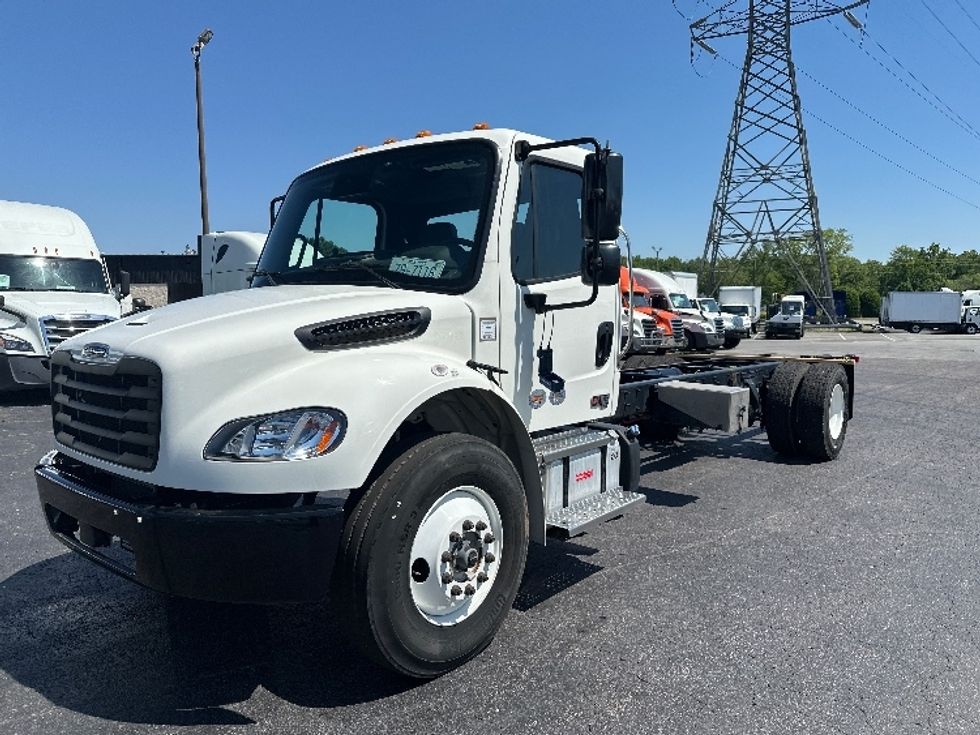 Cab and Chassis Truck-Light and Medium Duty Trucks-Freightliner-2025-M2P-Greensboro-NC-37,279\n\t\tmiles-$ 91,250 - Image 3