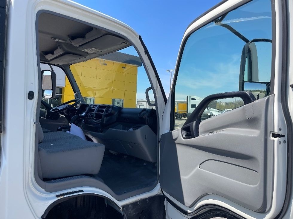 Cab and Chassis Truck-Light and Medium Duty Trucks-Hino-2015-195-Kansas City-MO-91,974\n\t\tmiles-$ 35,000 - Image 15