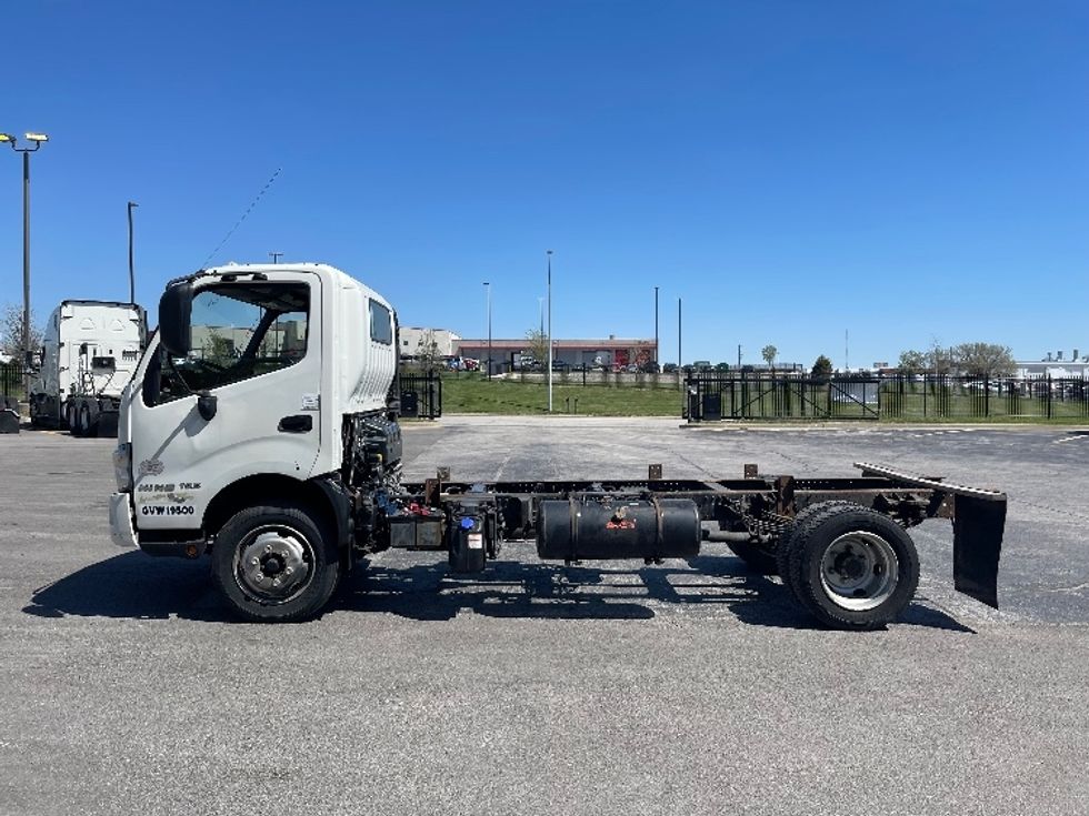 Cab and Chassis Truck-Light and Medium Duty Trucks-Hino-2015-195-Kansas City-MO-91,974\n\t\tmiles-$ 35,000 - Image 4