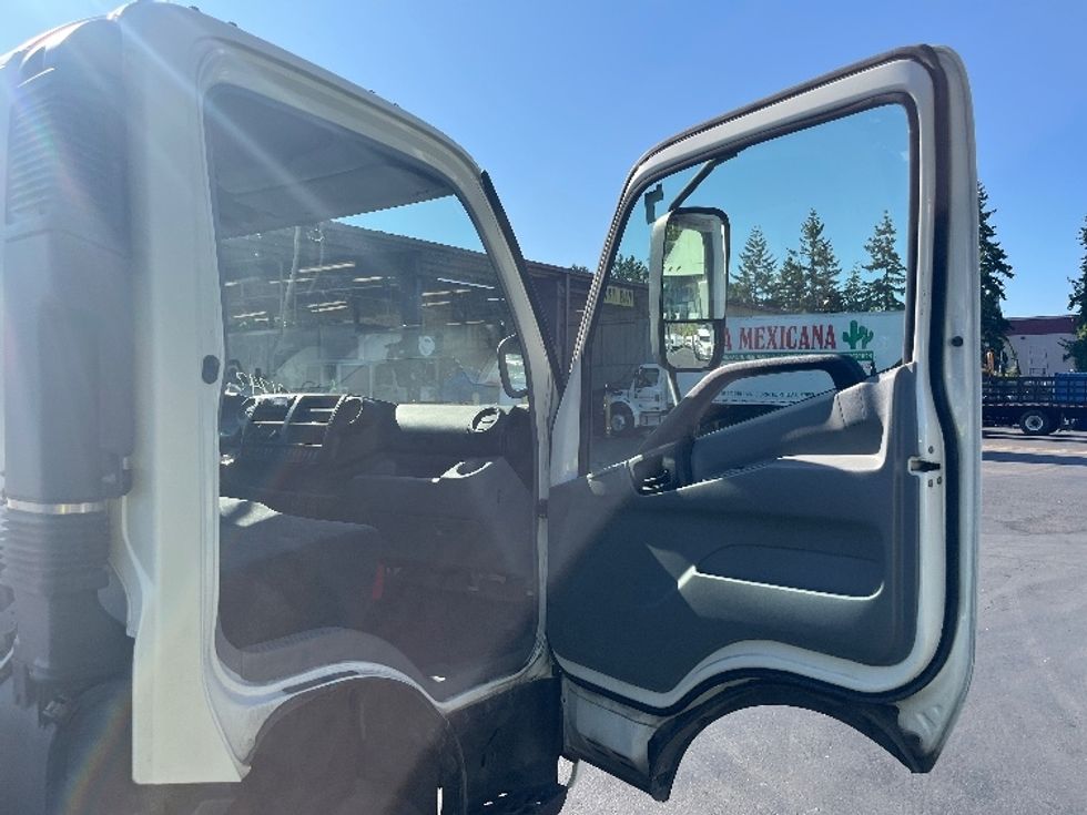 Cab and Chassis Truck-Light and Medium Duty Trucks-Hino-2017-195-Kent-WA-119,209\n\t\tmiles-$ 34,750 - Image 20