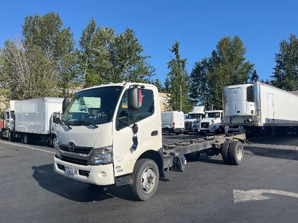 Cab and Chassis Truck-Light and Medium Duty Trucks-Hino-2017-195-Kent-WA-119,209\n\t\tmiles-$ 34,750 - Image 3