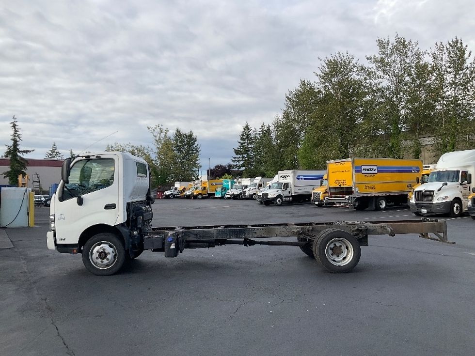 Cab and Chassis Truck-Light and Medium Duty Trucks-Hino-2017-195-Kent-WA-48,160\n\t\tmiles-$ 31,250 - Image 4