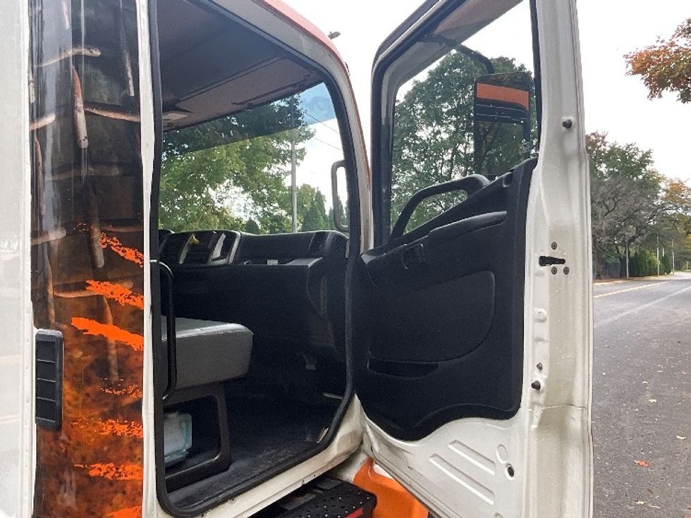 Cab and Chassis Truck-Light and Medium Duty Trucks-Hino-2017-268-Reading-PA-170,903\n\t\tmiles-$ 38,250 - Image 17