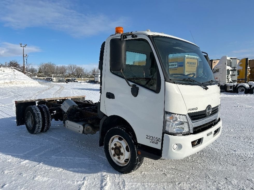 Cab and Chassis Truck-Light and Medium Duty Trucks-Hino-2019-195-Montreal-PQ-134,773\n\t\tkm-$ 57,250 - Image 1