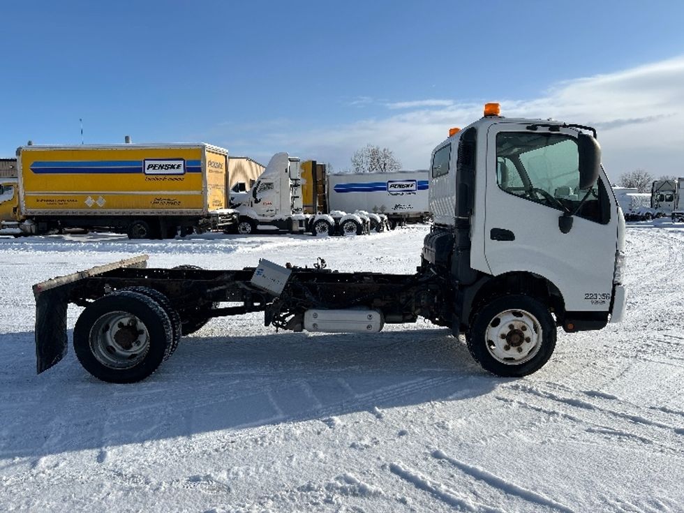 Cab and Chassis Truck-Light and Medium Duty Trucks-Hino-2019-195-Montreal-PQ-134,773\n\t\tkm-$ 57,250 - Image 13