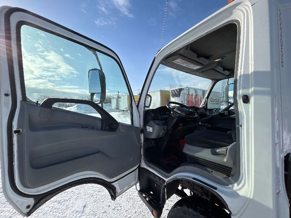 Cab and Chassis Truck-Light and Medium Duty Trucks-Hino-2019-195-Montreal-PQ-134,773\n\t\tkm-$ 57,250 - Image 14