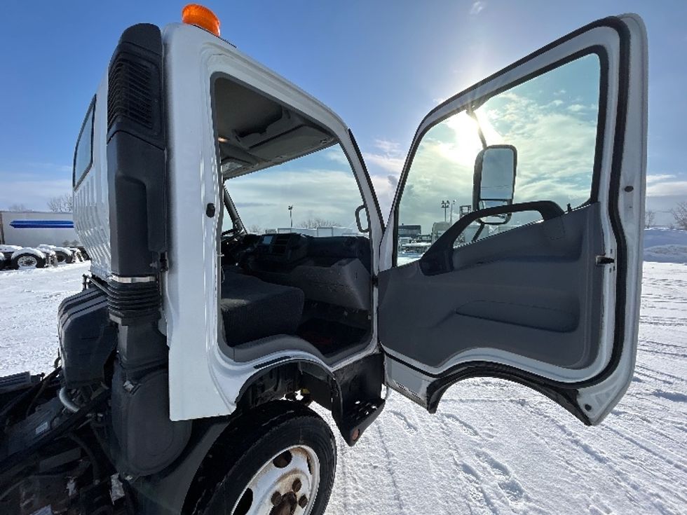 Cab and Chassis Truck-Light and Medium Duty Trucks-Hino-2019-195-Montreal-PQ-134,773\n\t\tkm-$ 57,250 - Image 18