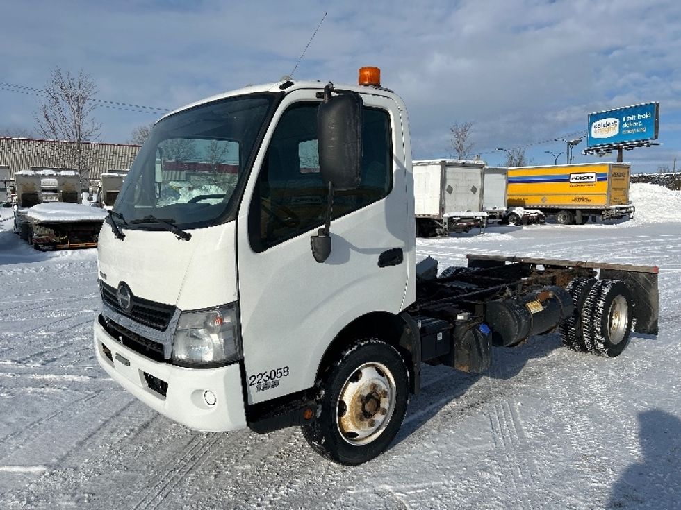 Cab and Chassis Truck-Light and Medium Duty Trucks-Hino-2019-195-Montreal-PQ-134,773\n\t\tkm-$ 57,250 - Image 3