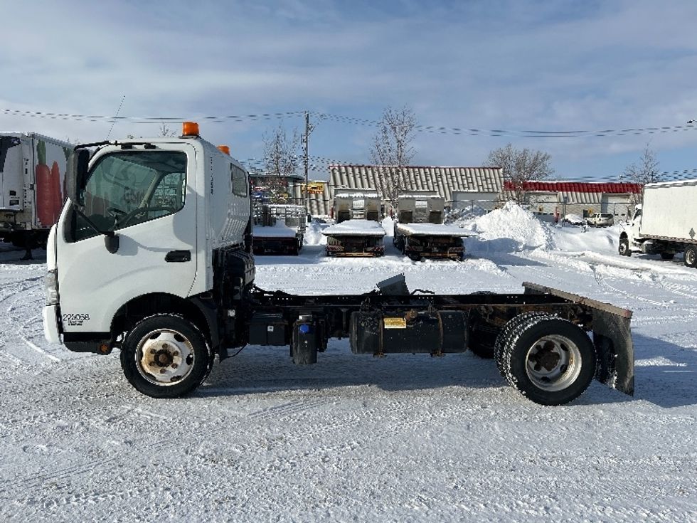 Cab and Chassis Truck-Light and Medium Duty Trucks-Hino-2019-195-Montreal-PQ-134,773\n\t\tkm-$ 57,250 - Image 4