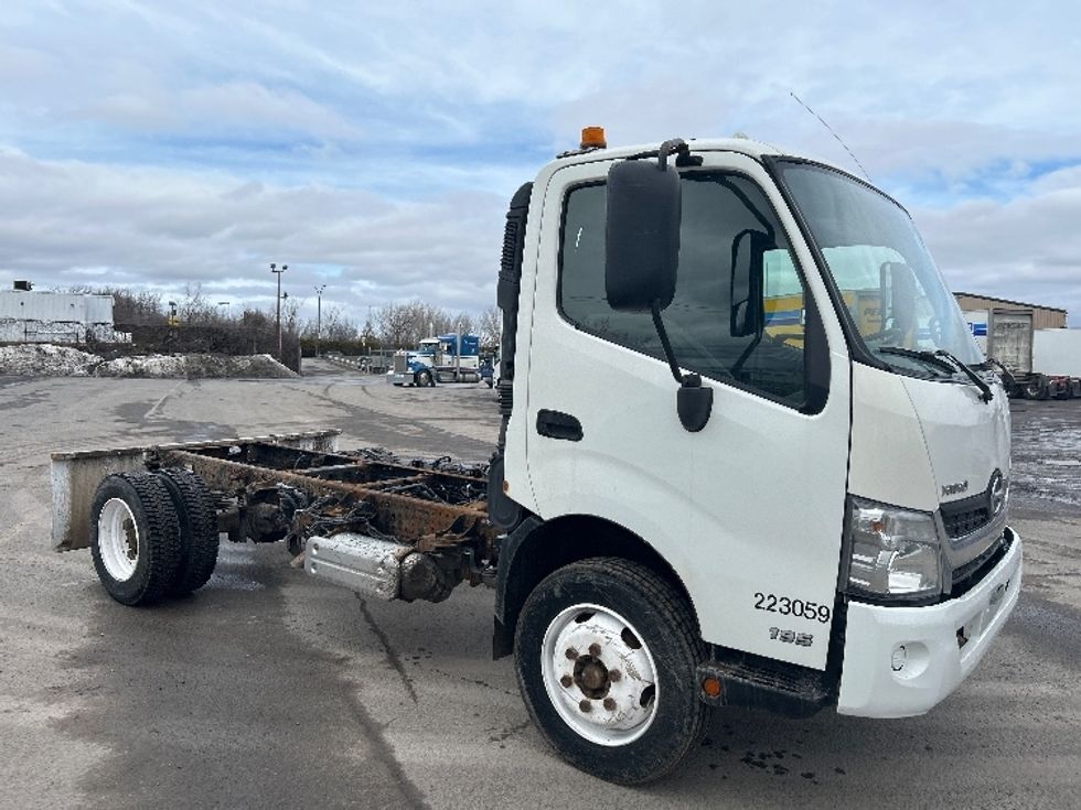 Cab and Chassis Truck-Light and Medium Duty Trucks-Hino-2019-195-Montreal-PQ-143,249\n\t\tkm-$ 56,750 - Image 1