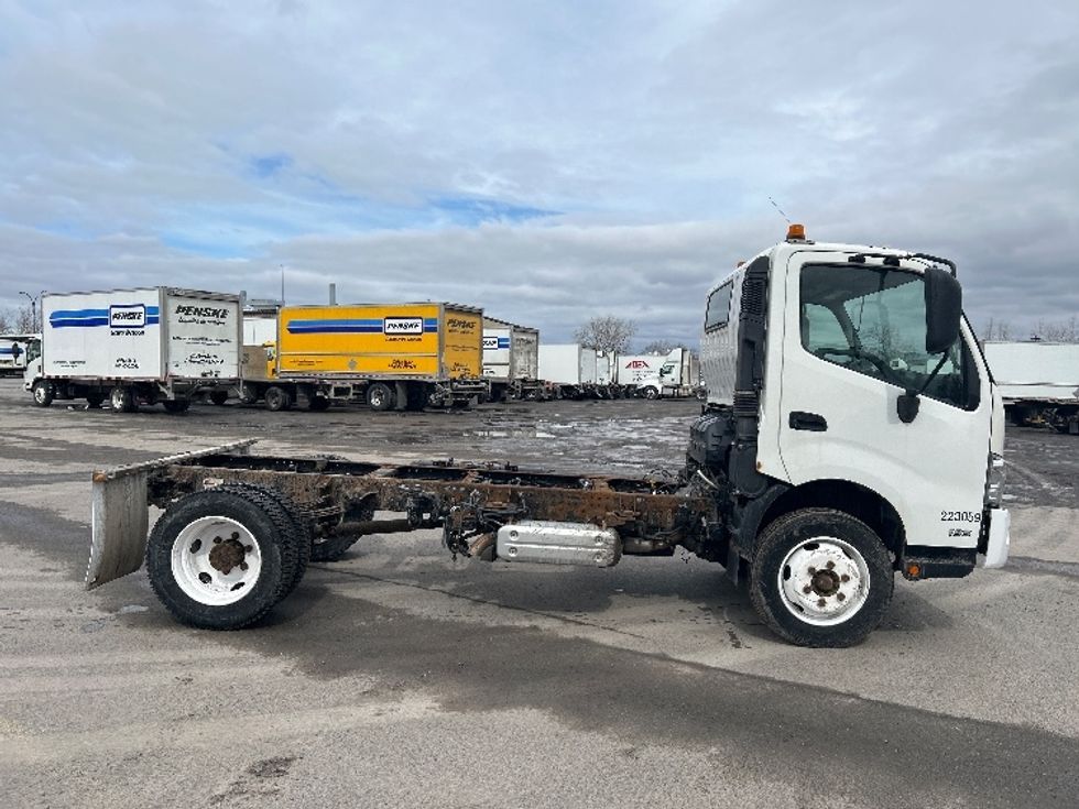 Cab and Chassis Truck-Light and Medium Duty Trucks-Hino-2019-195-Montreal-PQ-143,249\n\t\tkm-$ 56,750 - Image 14