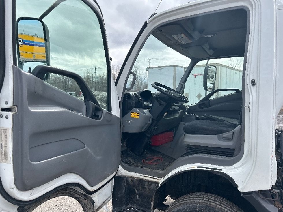 Cab and Chassis Truck-Light and Medium Duty Trucks-Hino-2019-195-Montreal-PQ-143,249\n\t\tkm-$ 56,750 - Image 15