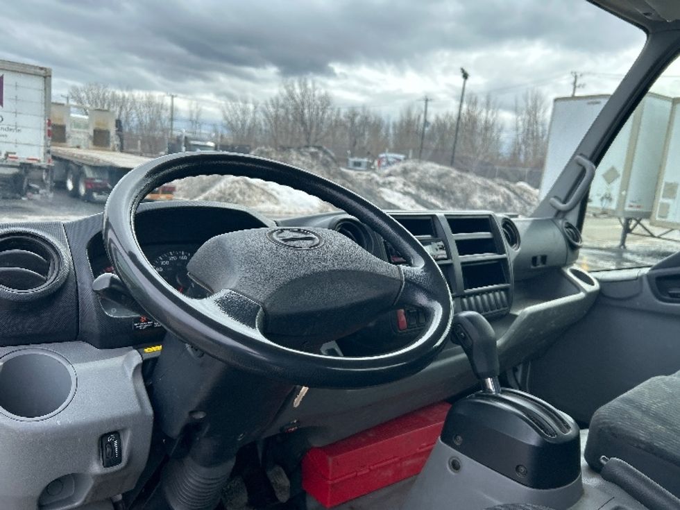 Cab and Chassis Truck-Light and Medium Duty Trucks-Hino-2019-195-Montreal-PQ-143,249\n\t\tkm-$ 56,750 - Image 16
