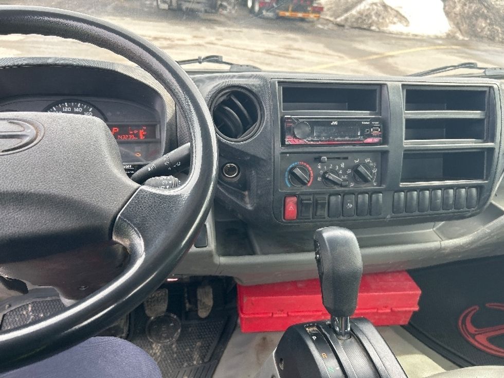 Cab and Chassis Truck-Light and Medium Duty Trucks-Hino-2019-195-Montreal-PQ-143,249\n\t\tkm-$ 56,750 - Image 17