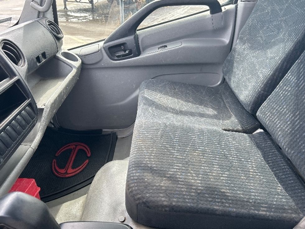 Cab and Chassis Truck-Light and Medium Duty Trucks-Hino-2019-195-Montreal-PQ-143,249\n\t\tkm-$ 56,750 - Image 18