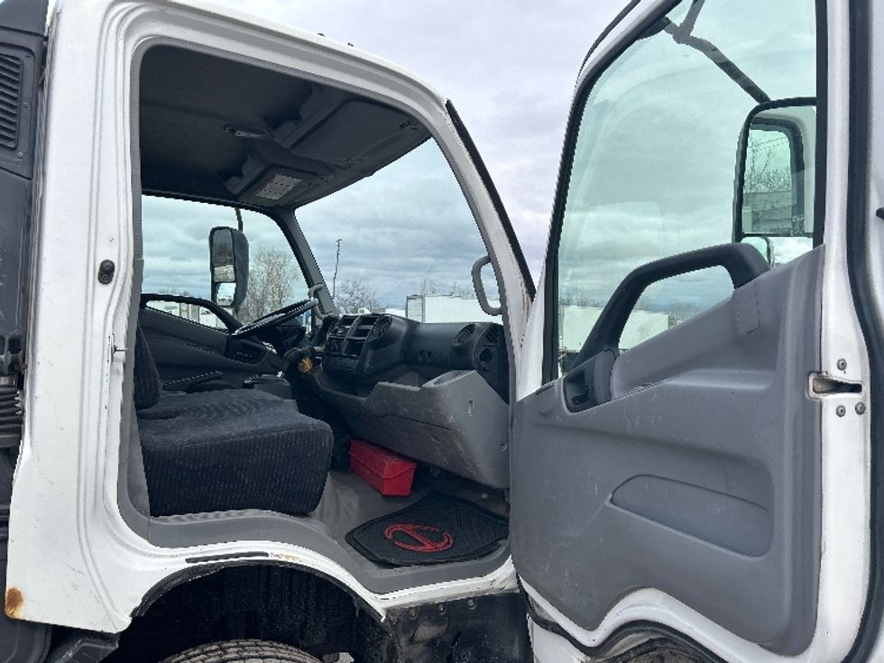 Cab and Chassis Truck-Light and Medium Duty Trucks-Hino-2019-195-Montreal-PQ-143,249\n\t\tkm-$ 56,750 - Image 19