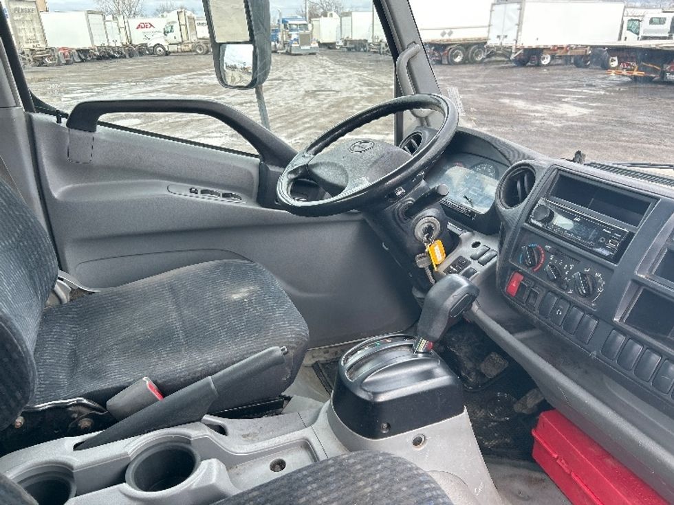 Cab and Chassis Truck-Light and Medium Duty Trucks-Hino-2019-195-Montreal-PQ-143,249\n\t\tkm-$ 56,750 - Image 21