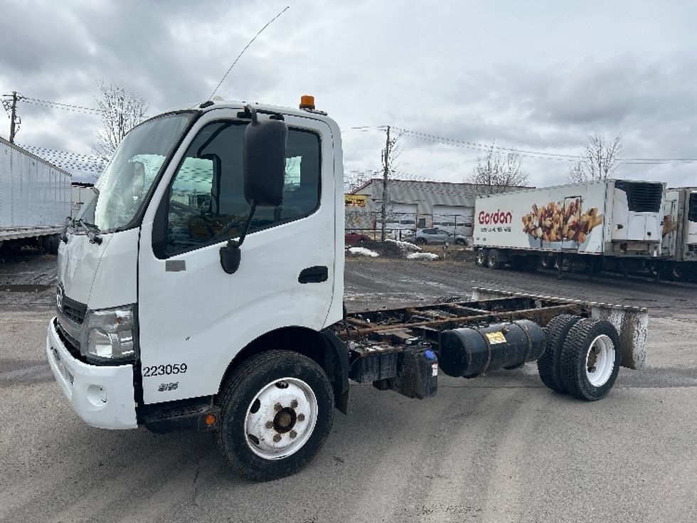 Cab and Chassis Truck-Light and Medium Duty Trucks-Hino-2019-195-Montreal-PQ-143,249\n\t\tkm-$ 56,750 - Image 3
