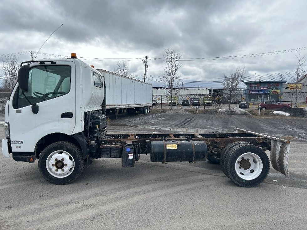 Cab and Chassis Truck-Light and Medium Duty Trucks-Hino-2019-195-Montreal-PQ-143,249\n\t\tkm-$ 56,750 - Image 4