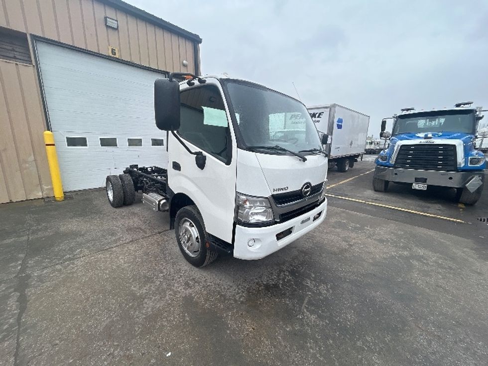 Cab and Chassis Truck-Light and Medium Duty Trucks-Hino-2019-195-Montreal-PQ-177,992\n\t\tkm-$ 53,250 - Image 1