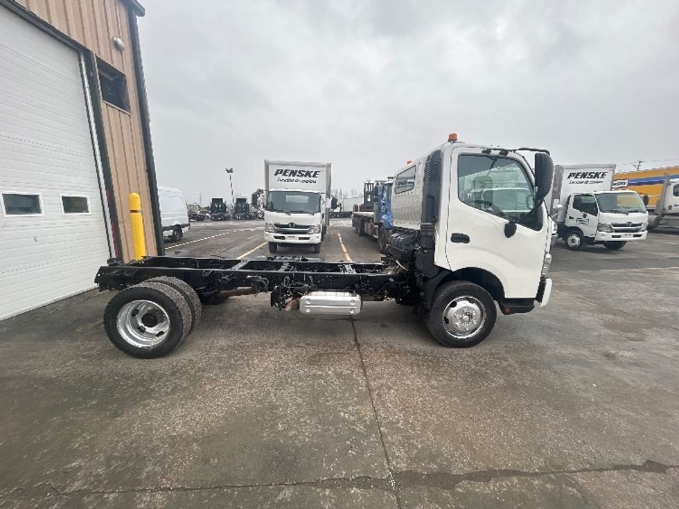 Cab and Chassis Truck-Light and Medium Duty Trucks-Hino-2019-195-Montreal-PQ-177,992\n\t\tkm-$ 53,250 - Image 10
