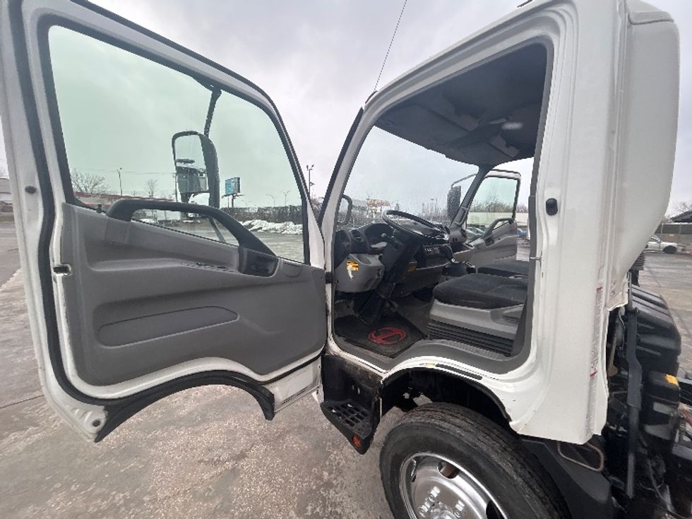 Cab and Chassis Truck-Light and Medium Duty Trucks-Hino-2019-195-Montreal-PQ-177,992\n\t\tkm-$ 53,250 - Image 11