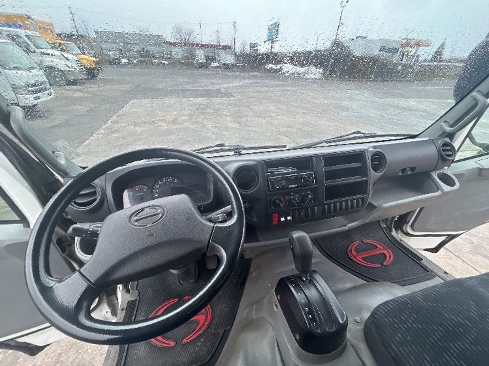 Cab and Chassis Truck-Light and Medium Duty Trucks-Hino-2019-195-Montreal-PQ-177,992\n\t\tkm-$ 53,250 - Image 12
