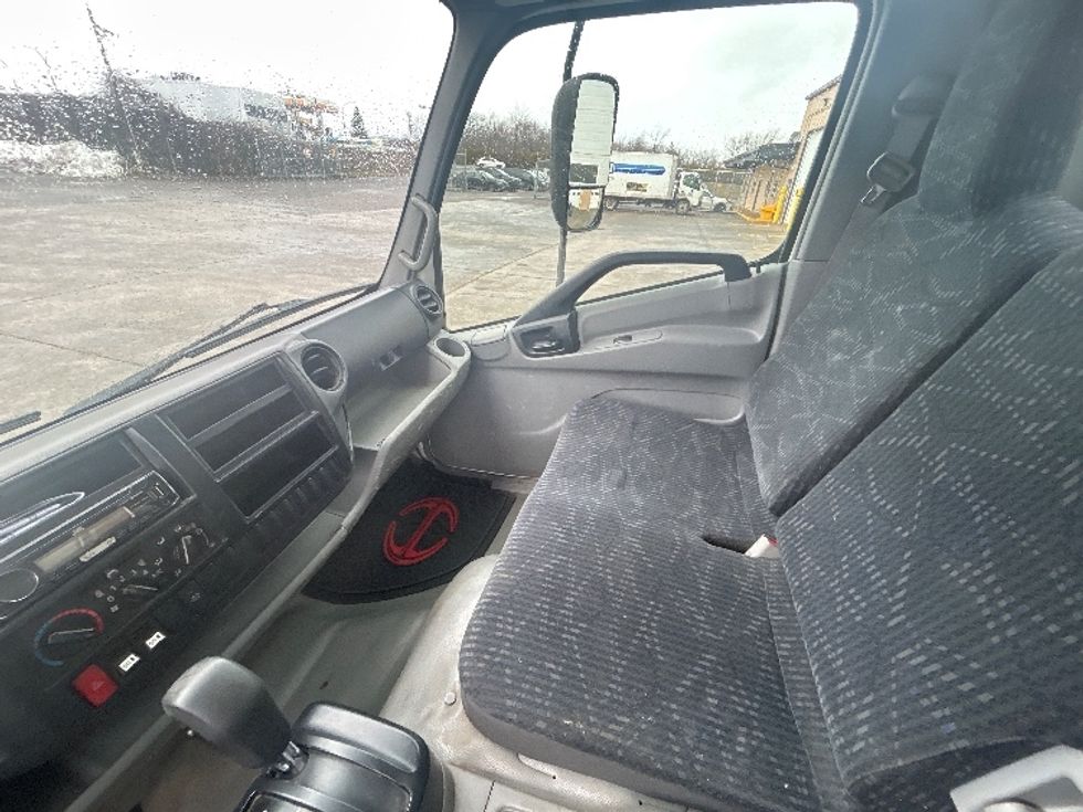 Cab and Chassis Truck-Light and Medium Duty Trucks-Hino-2019-195-Montreal-PQ-177,992\n\t\tkm-$ 53,250 - Image 14