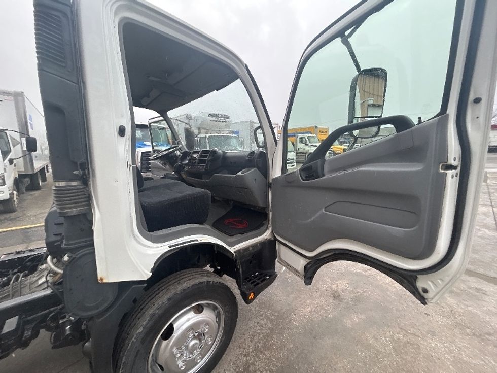 Cab and Chassis Truck-Light and Medium Duty Trucks-Hino-2019-195-Montreal-PQ-177,992\n\t\tkm-$ 53,250 - Image 15