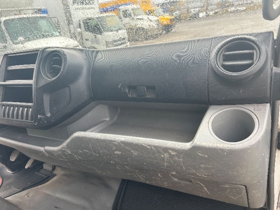 Cab and Chassis Truck-Light and Medium Duty Trucks-Hino-2019-195-Montreal-PQ-177,992\n\t\tkm-$ 53,250 - Image 16