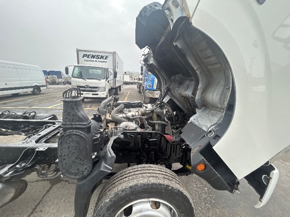 Cab and Chassis Truck-Light and Medium Duty Trucks-Hino-2019-195-Montreal-PQ-177,992\n\t\tkm-$ 53,250 - Image 18