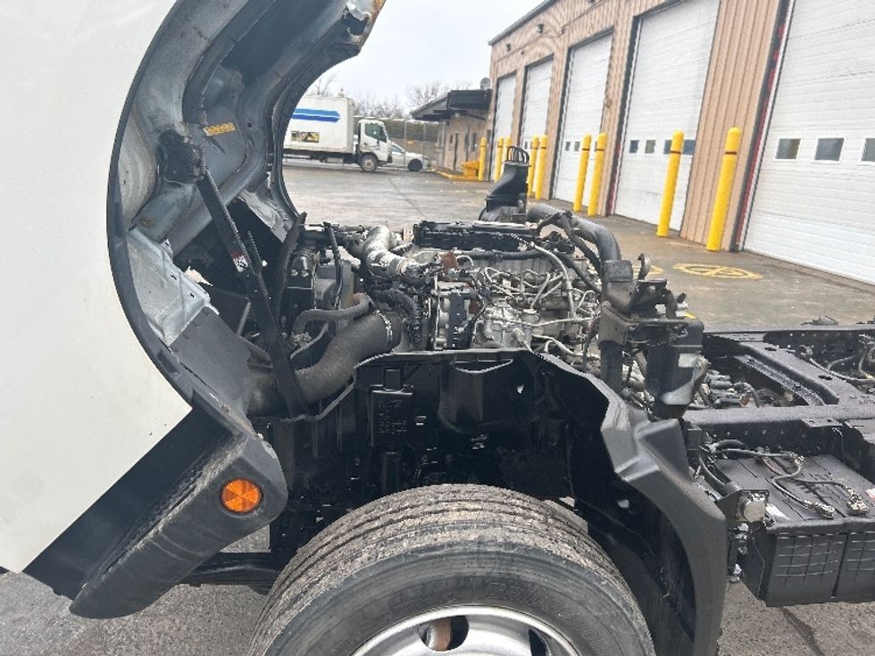 Cab and Chassis Truck-Light and Medium Duty Trucks-Hino-2019-195-Montreal-PQ-177,992\n\t\tkm-$ 53,250 - Image 19