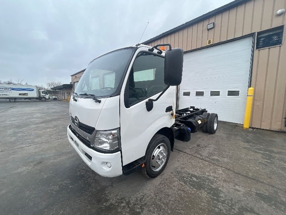 Cab and Chassis Truck-Light and Medium Duty Trucks-Hino-2019-195-Montreal-PQ-177,992\n\t\tkm-$ 53,250 - Image 3