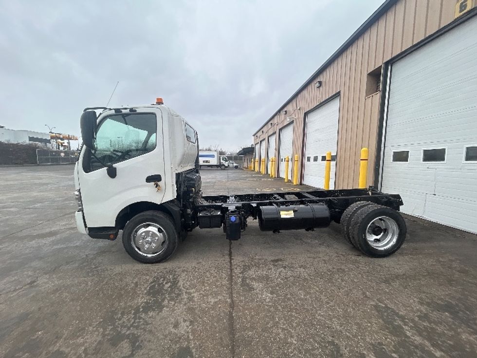 Cab and Chassis Truck-Light and Medium Duty Trucks-Hino-2019-195-Montreal-PQ-177,992\n\t\tkm-$ 53,250 - Image 4