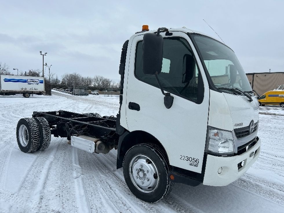 Cab and Chassis Truck-Light and Medium Duty Trucks-Hino-2019-195-Montreal-PQ-187,736\n\t\tkm-$ 53,250 - Image 1