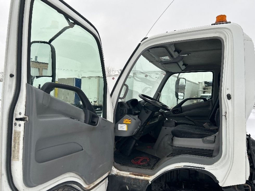 Cab and Chassis Truck-Light and Medium Duty Trucks-Hino-2019-195-Montreal-PQ-187,736\n\t\tkm-$ 53,250 - Image 13