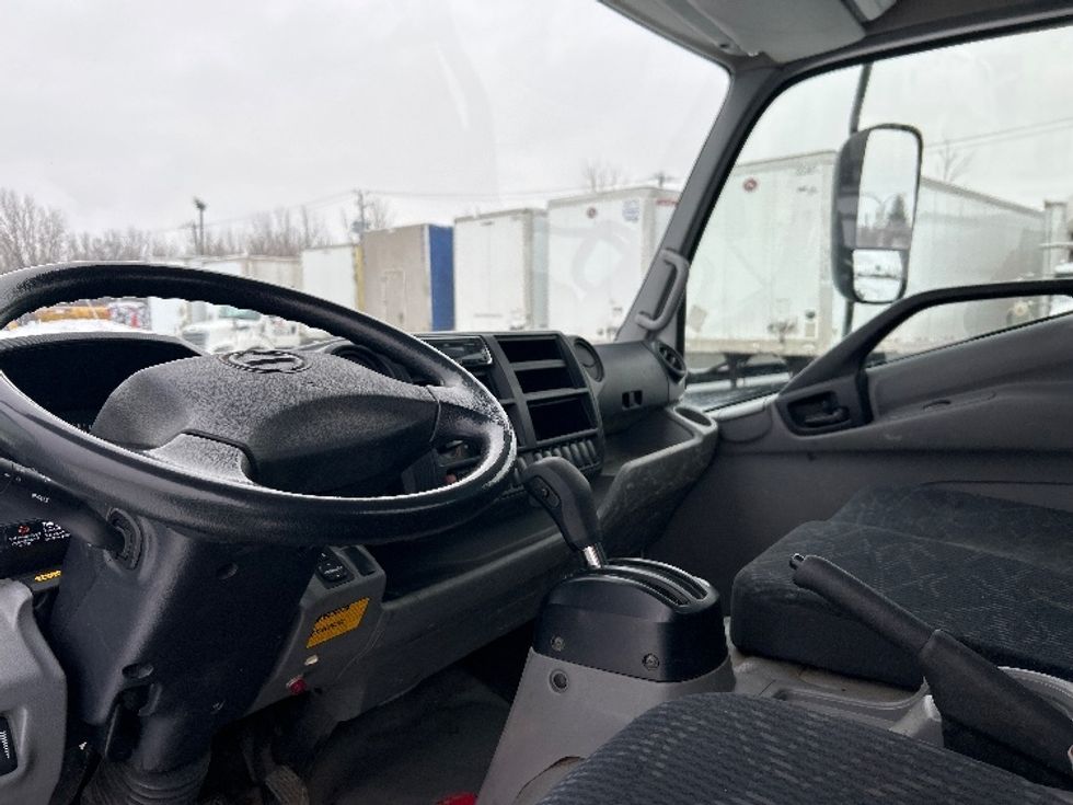 Cab and Chassis Truck-Light and Medium Duty Trucks-Hino-2019-195-Montreal-PQ-187,736\n\t\tkm-$ 53,250 - Image 14