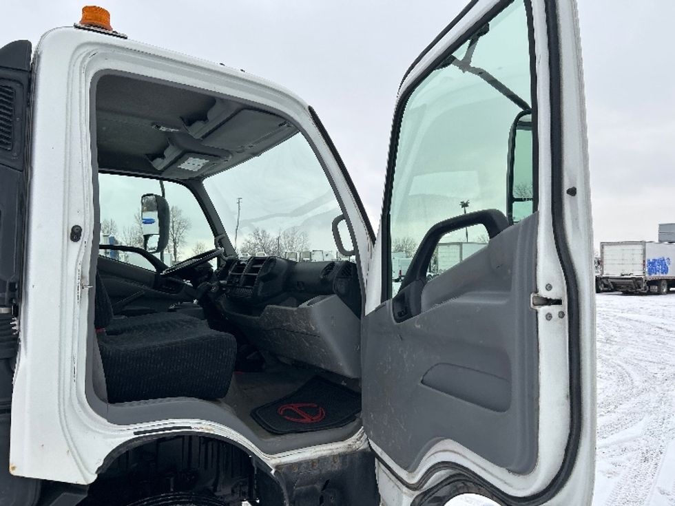 Cab and Chassis Truck-Light and Medium Duty Trucks-Hino-2019-195-Montreal-PQ-187,736\n\t\tkm-$ 53,250 - Image 17