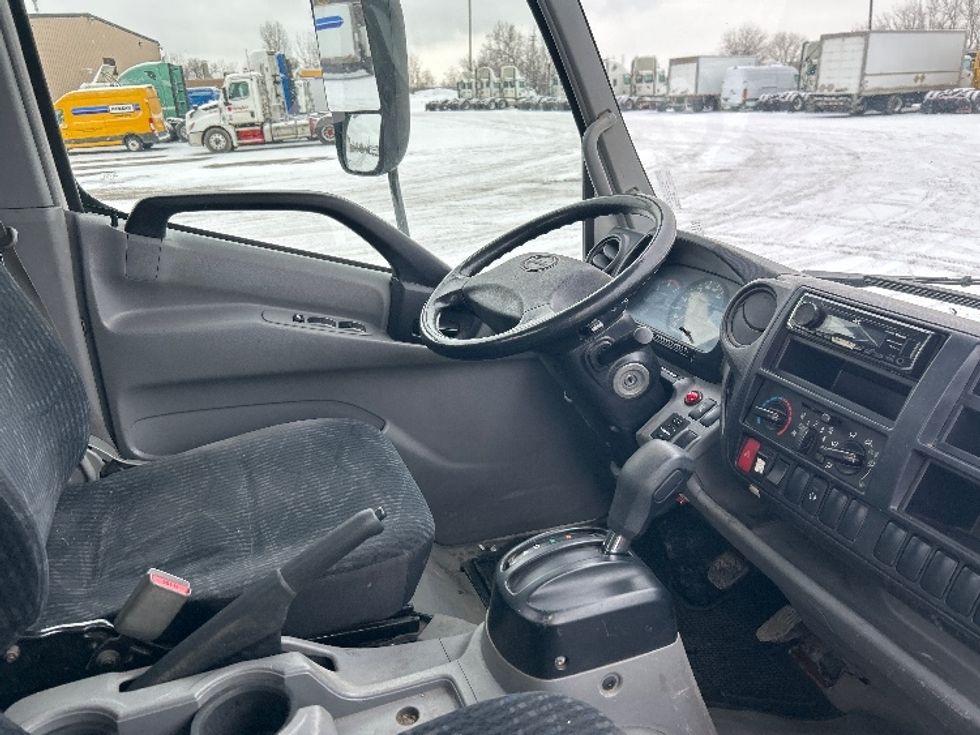 Cab and Chassis Truck-Light and Medium Duty Trucks-Hino-2019-195-Montreal-PQ-187,736\n\t\tkm-$ 53,250 - Image 19