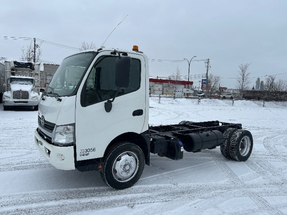 Cab and Chassis Truck-Light and Medium Duty Trucks-Hino-2019-195-Montreal-PQ-187,736\n\t\tkm-$ 53,250 - Image 3