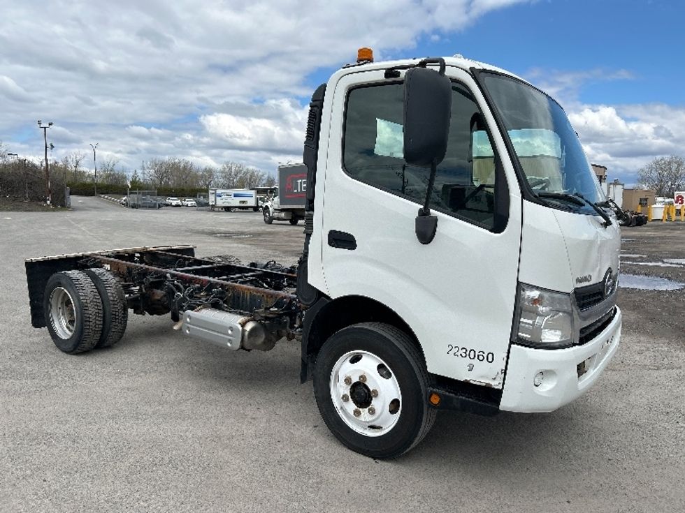Cab and Chassis Truck-Light and Medium Duty Trucks-Hino-2019-195-Montreal-PQ-192,280\n\t\tkm-$ 43,000 - Image 1