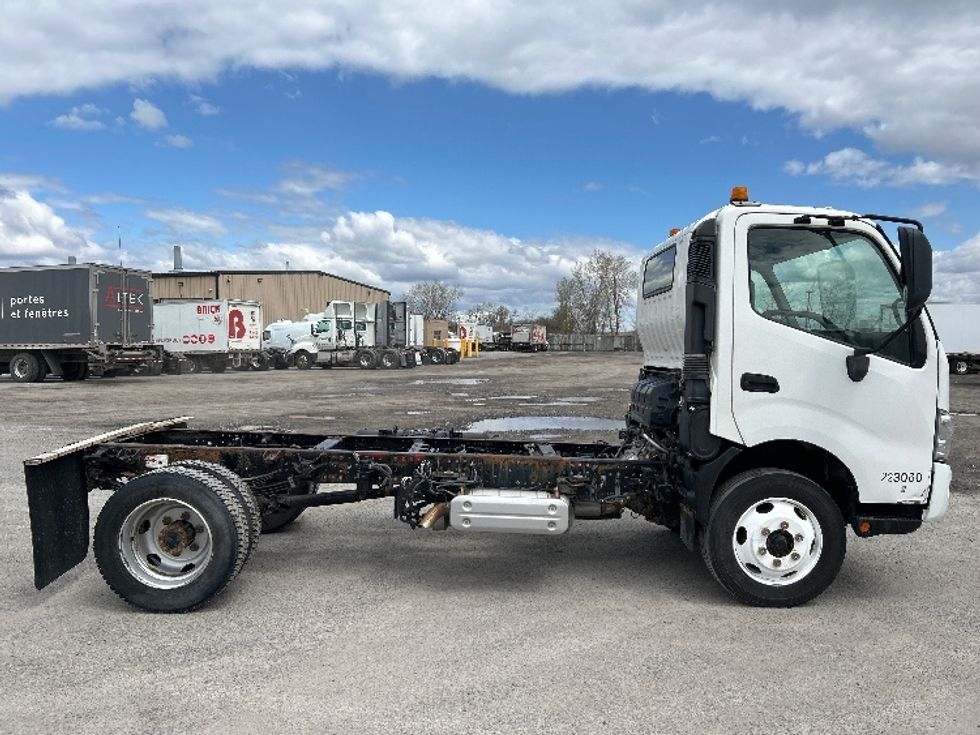 Cab and Chassis Truck-Light and Medium Duty Trucks-Hino-2019-195-Montreal-PQ-192,280\n\t\tkm-$ 43,000 - Image 12